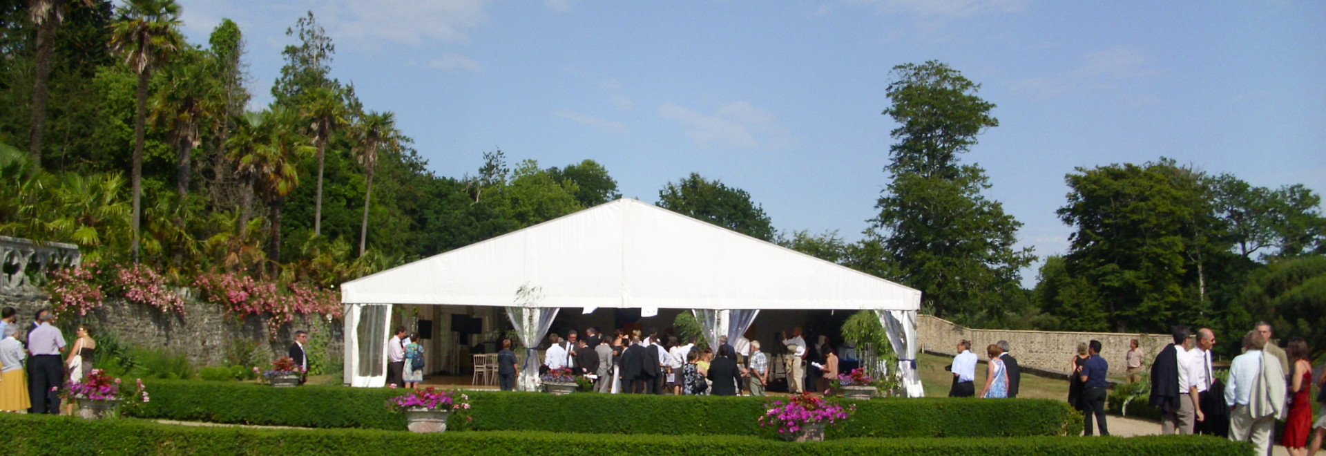 Chapiteau sur les terrasses du Château de Lanniron Quimper.JPG