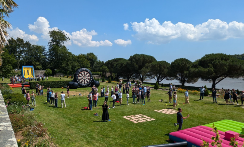 Participants d’un séminaire d’entreprise dans les jardins de Lanniron pour des activités sportives et de loisirs