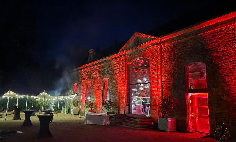 Façade extérieure de l’Orangerie de Lanniron illuminée pour un événement