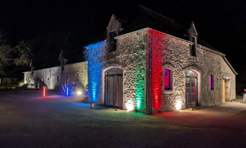 Vue nocturne de la Grande Ferme de Lanniron illuminée
